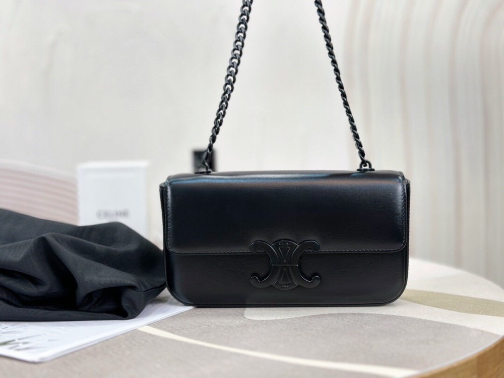 Celine Triomphe chain underarm bag, black chain design, special buckle, classic bag shape