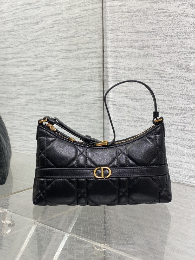 Compact and minimalist bag shape, paired with classic diamond grids and vintage gold letters, both fashionable and exquisite