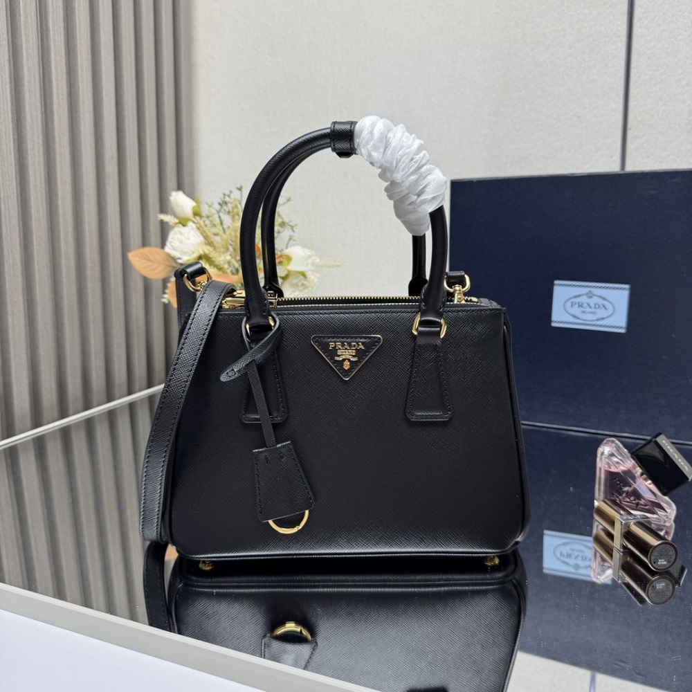The Prada Galleria handbag reflects Prada's century old craftsmanship in the luxury leather goods field, reflecting the brand's modern style and stylistic characteristics
