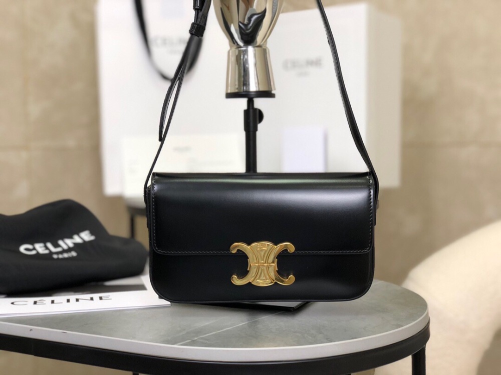 The collision of the Arc de Triomphe and minimalist inspiration in the bag design is simply a golden ratio, small yet exquisite