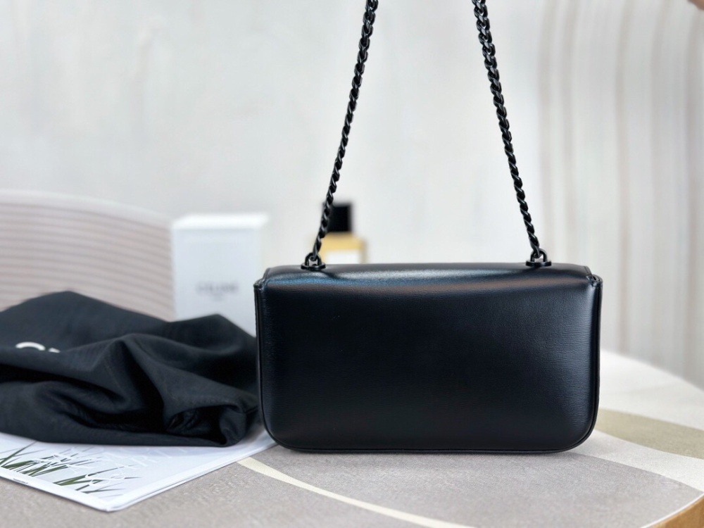 Celine Triomphe chain underarm bag, black chain design, special buckle, classic bag shape