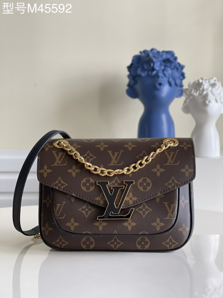 LV M45592 NeoMonceau handbag draws inspiration from the classic LV hard case's locking design, making it both safe and easy to use