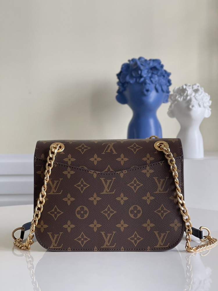 LV M45592 NeoMonceau handbag draws inspiration from the classic LV hard case's locking design, making it both safe and easy to use