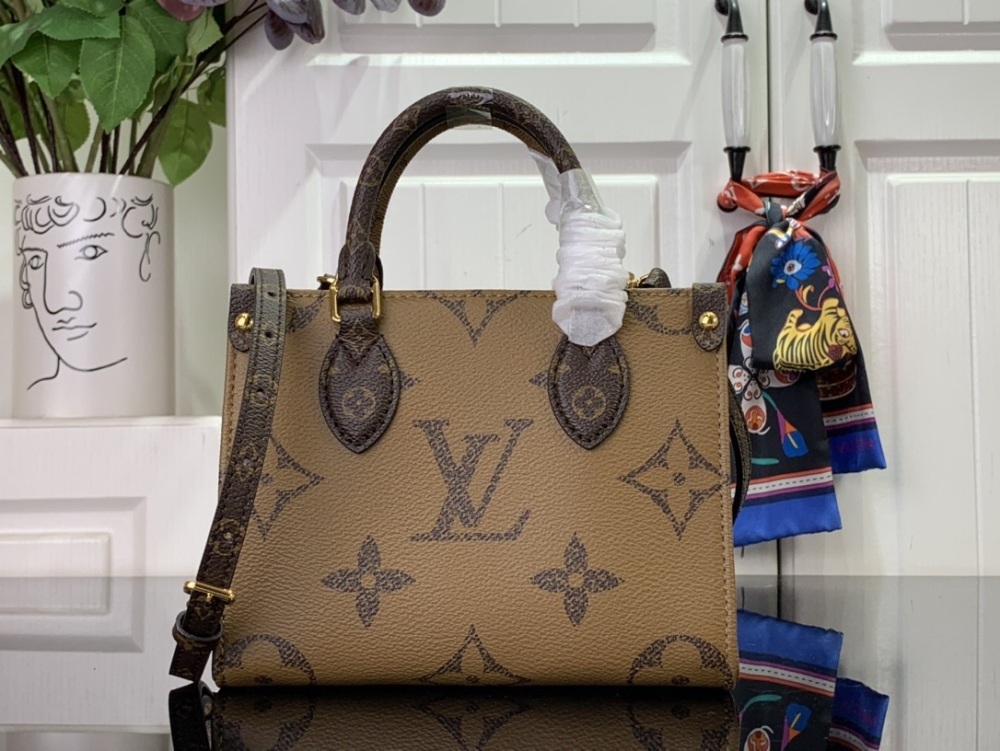 LV M46839 Onthego mini handbag. This charming mini version of the OnTheGo handbag is made of Monogram canvas and features a leather handle and handle holder with Monogram Reverse