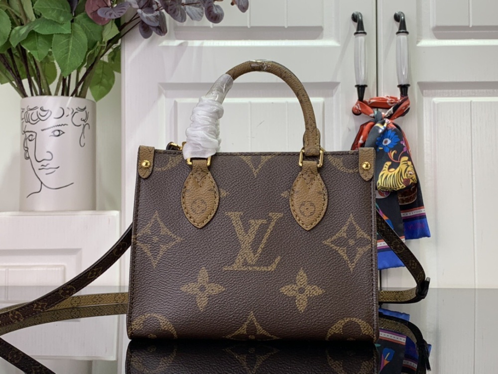 LV M46839 Onthego mini handbag. This charming mini version of the OnTheGo handbag is made of Monogram canvas and features a leather handle and handle holder with Monogram Reverse