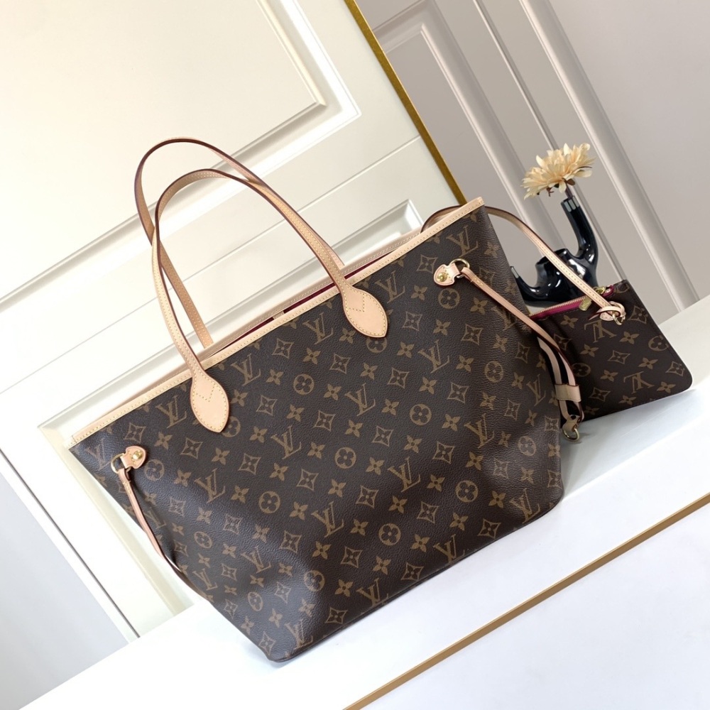 LV M41178 vintage rose red shopping bag Neverfull features a fresh fabric lining and vintage details inspired by archives