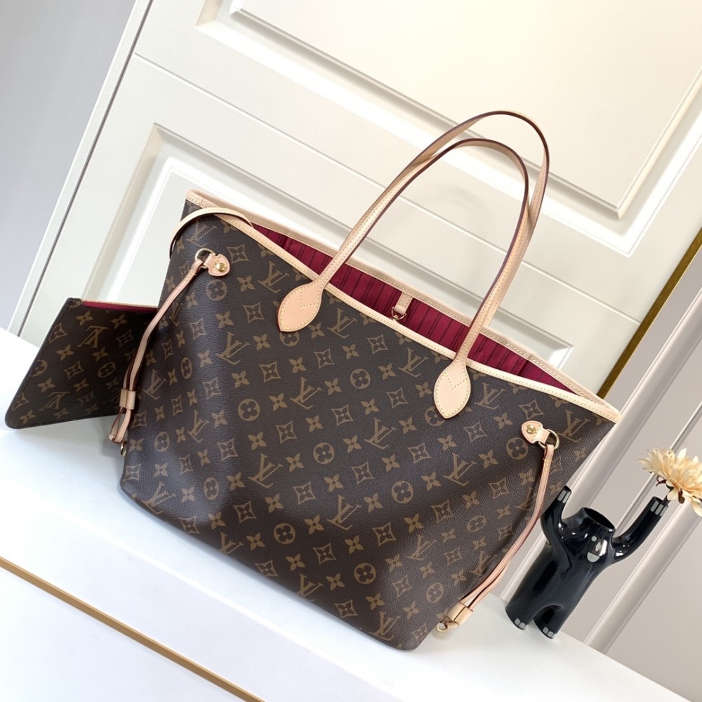 LV M41178 vintage rose red shopping bag Neverfull features a fresh fabric lining and vintage details inspired by archives