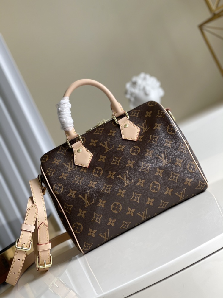 LV M41113 paired with the iconic Damier Eb è ne canvas Speedy 25 handbag showcases the classic Louis Vuitton charm