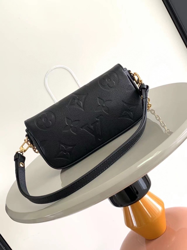 The LV M82210 Wallet On Chain Ivy handbag is inspired by the Sac Recoleta handbag from the 2000s, with full leather embossing