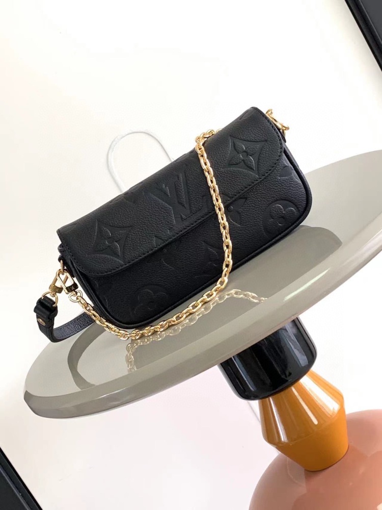The LV M82210 Wallet On Chain Ivy handbag is inspired by the Sac Recoleta handbag from the 2000s, with full leather embossing