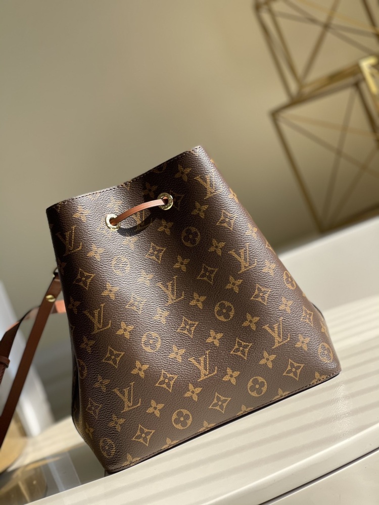 LV M44887 brown bucket bag with Monogram canvas outlining soft lines, paired with colored leather trim and multi-layer adhesive lining in the same color.