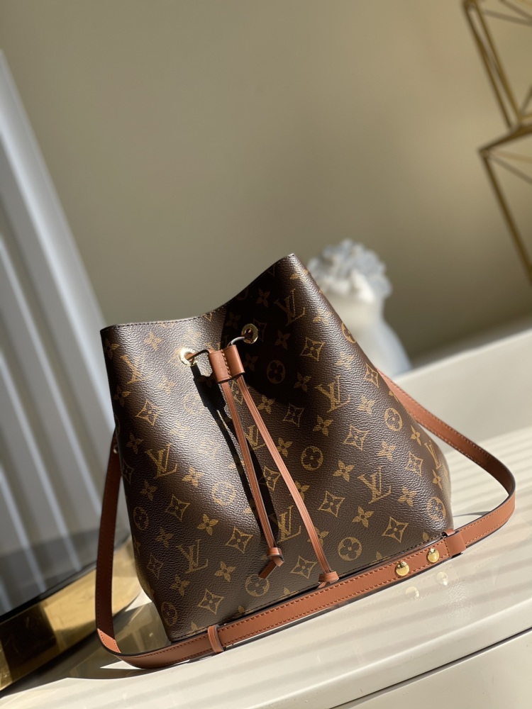 LV M44887 brown bucket bag with Monogram canvas outlining soft lines, paired with colored leather trim and multi-layer adhesive lining in the same color.