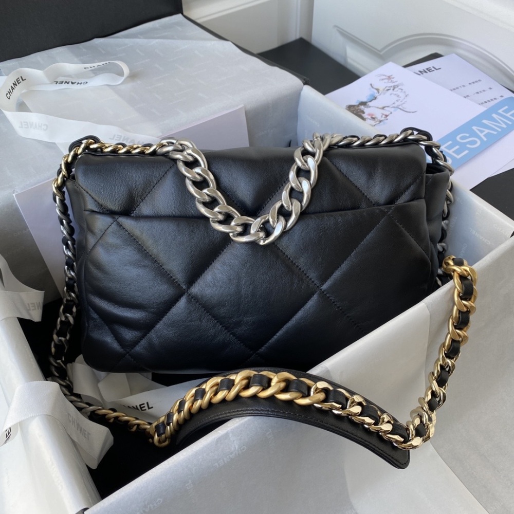 CHANEL 19 medium silver chain Chanel new bag is a combination of all classic elements of Xiaoxiang, including a diamond grid pattern, leather chain bag, and double C logo