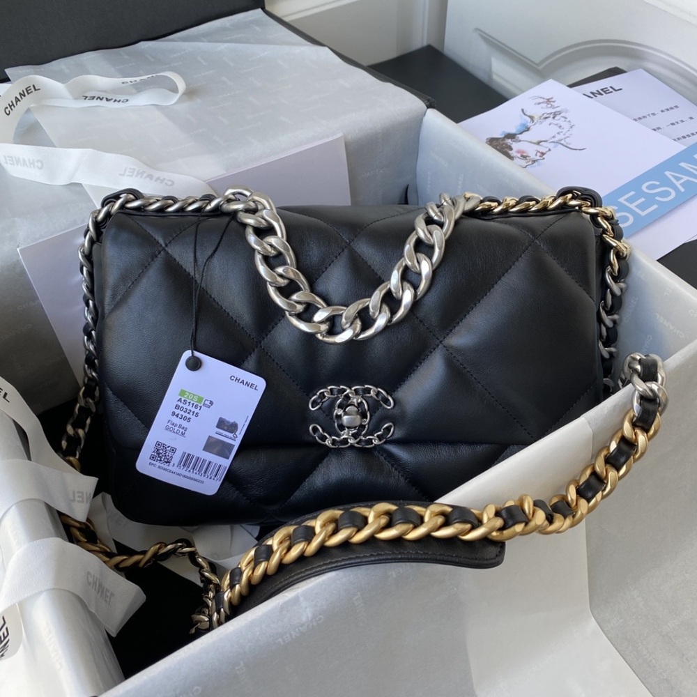 CHANEL 19 medium silver chain Chanel new bag is a combination of all classic elements of Xiaoxiang, including a diamond grid pattern, leather chain bag, and double C logo