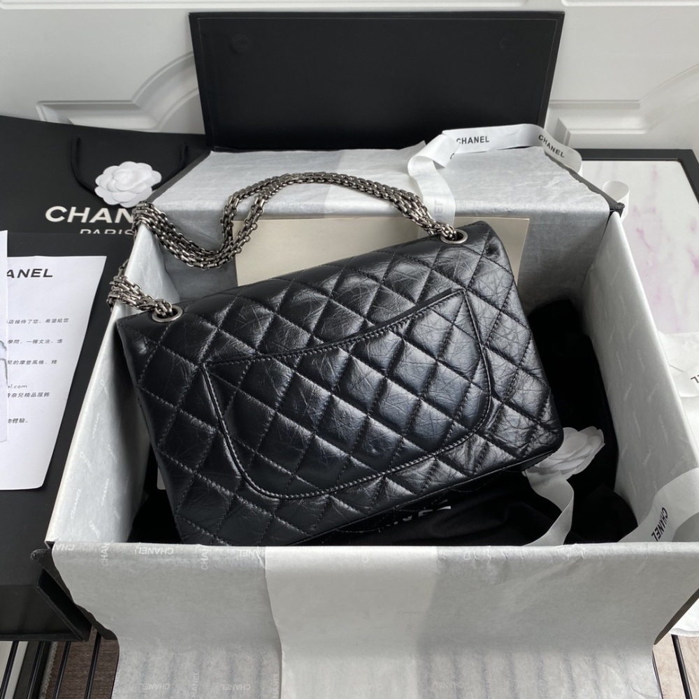 Chanel 37587 Medium Silver Buckle 2.55 Reissue Eternal Classic Leather Delicate Soft Comfortable 2.55 is a double layered flip cover square bag with a metal chain that can be closed