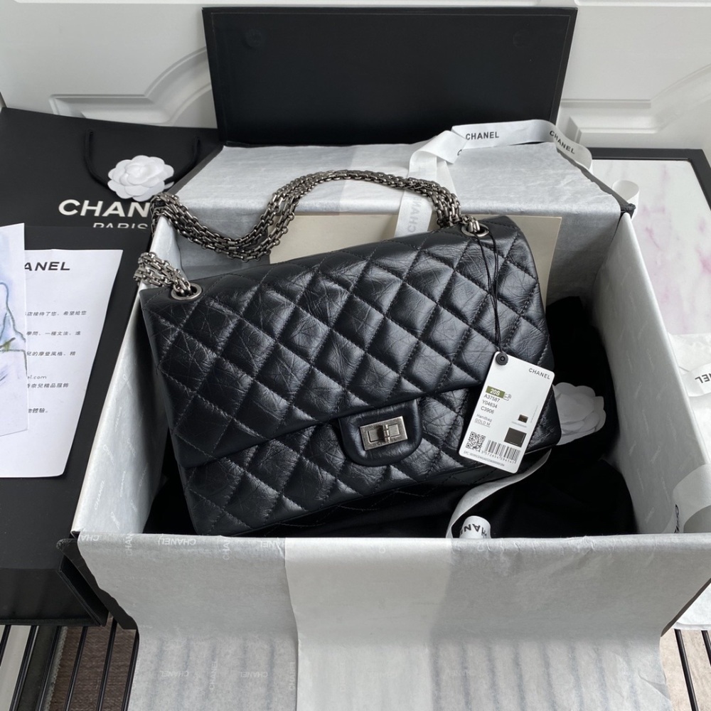 Chanel 37587 Medium Silver Buckle 2.55 Reissue Eternal Classic Leather Delicate Soft Comfortable 2.55 is a double layered flip cover square bag with a metal chain that can be closed