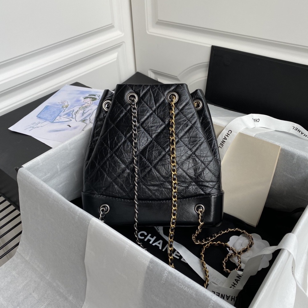 CHANEL 94485 Limited Edition Gold and Silver Chain Retro Backpack Explosive Chanel  CC Gabrielle Stray Backpack Leather Hardware Detail Style Complete Match