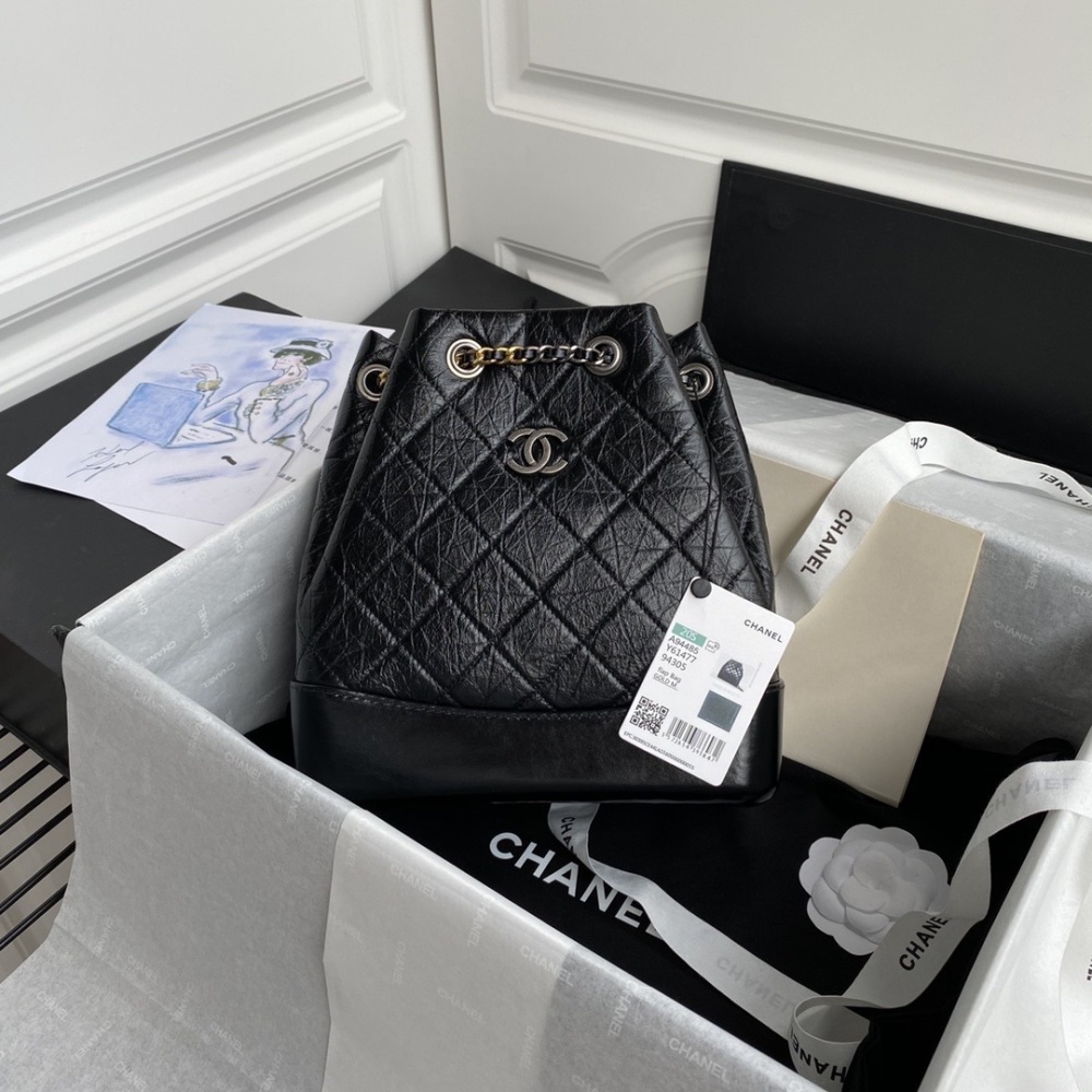 CHANEL 94485 Limited Edition Gold and Silver Chain Retro Backpack Explosive Chanel  CC Gabrielle Stray Backpack Leather Hardware Detail Style Complete Match