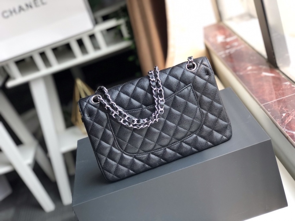 Chanel 1112 Little Fragrance CF25 Edge Classic Flap is not a set bag, it has flexibility, and the imported cowhide diamond grid is full and not artificial. The caviar has a great hand feel