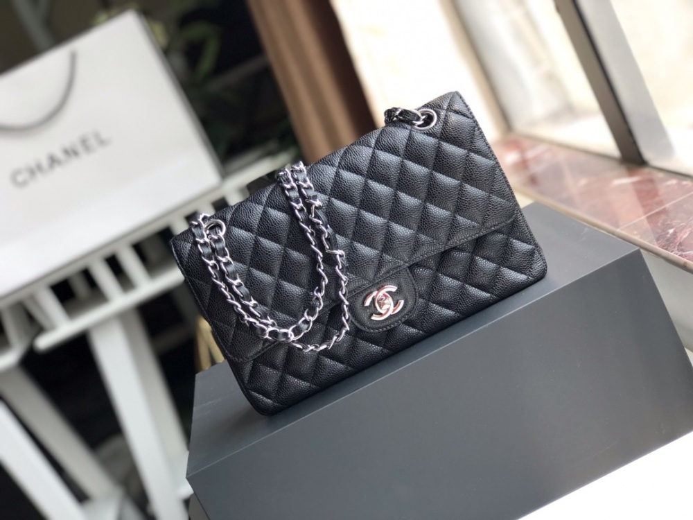 Chanel 1112 Little Fragrance CF25 Edge Classic Flap is not a set bag, it has flexibility, and the imported cowhide diamond grid is full and not artificial. The caviar has a great hand feel