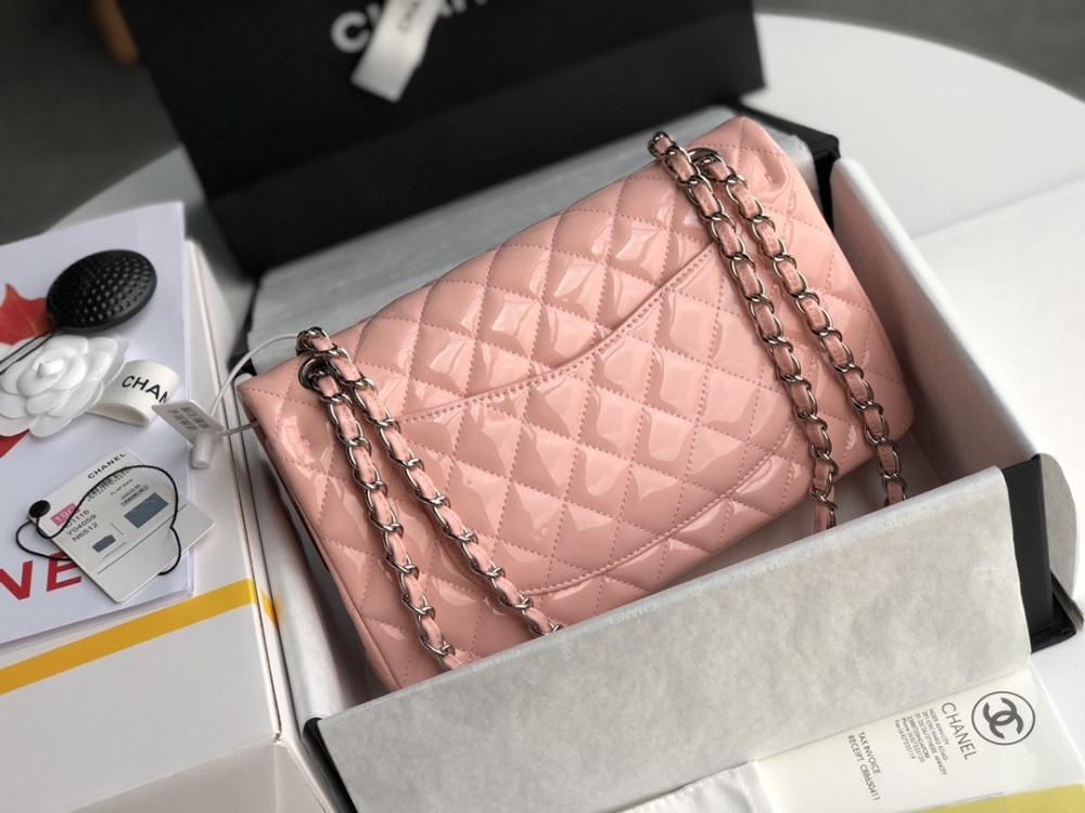 Chanel 1112 CF25 patent leather is a must-have for summer, with the most iconic leather chain and conservative design, paired with various colorful decorations, making it a visual feast