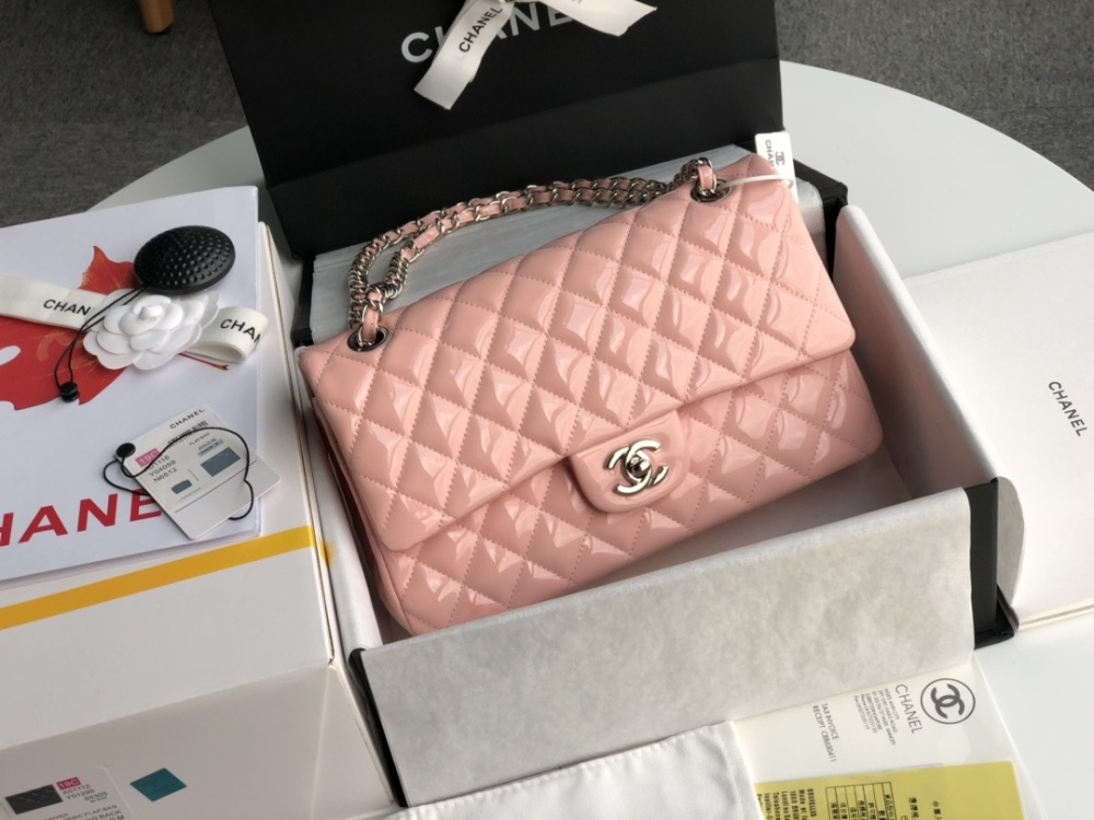 Chanel 1112 CF25 patent leather is a must-have for summer, with the most iconic leather chain and conservative design, paired with various colorful decorations, making it a visual feast