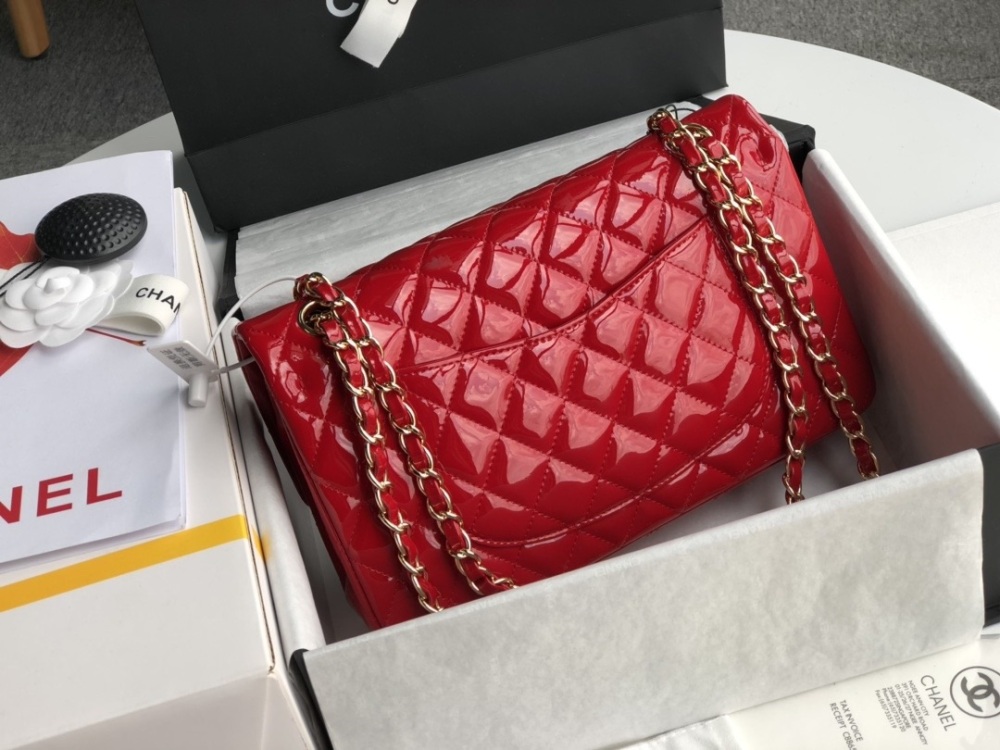 Chanel 1112 CF25 is a must-have for summer, featuring the most iconic leather chain with a conservative design and various colorful decorations, making it a visual feast