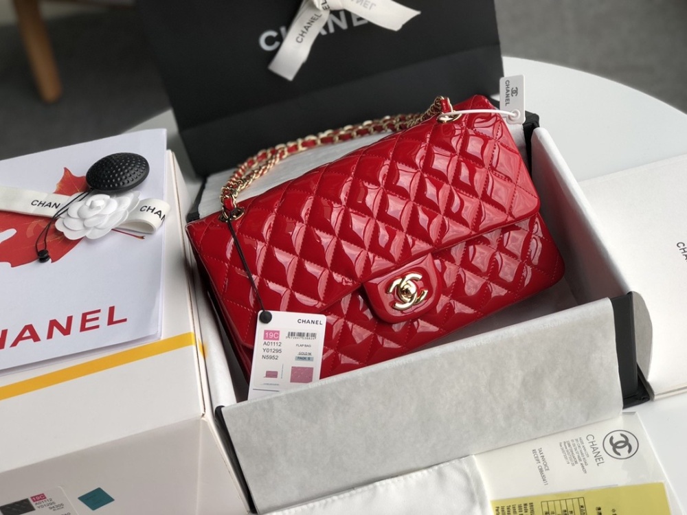 Chanel 1112 CF25 is a must-have for summer, featuring the most iconic leather chain with a conservative design and various colorful decorations, making it a visual feast