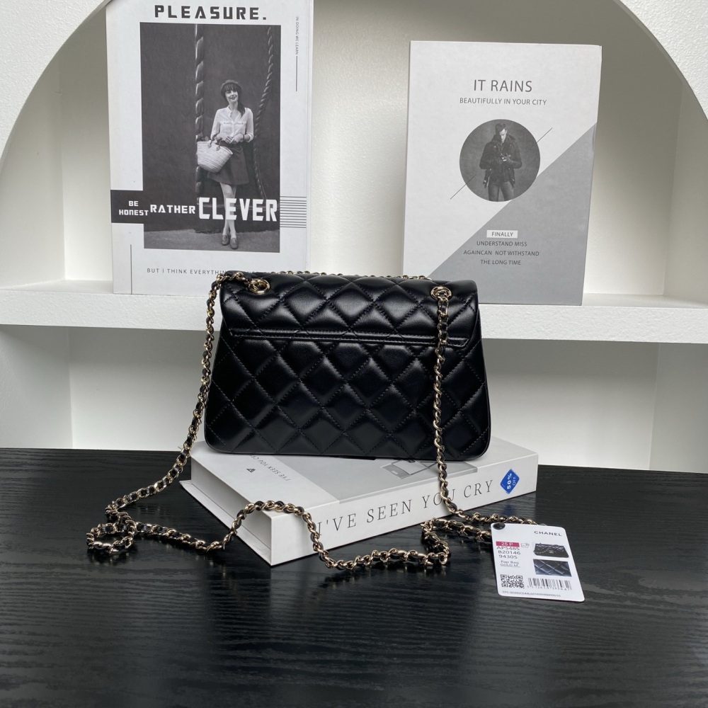 Chanel AS54850 25S CF mini phone case is full of high-end feeling, made of lambskin with light gold chain, exquisite and elegant, super good-looking
