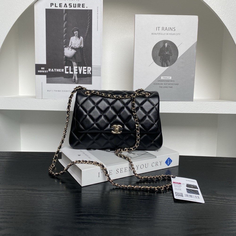 Chanel AS54850 25S CF mini phone case is full of high-end feeling, made of lambskin with light gold chain, exquisite and elegant, super good-looking