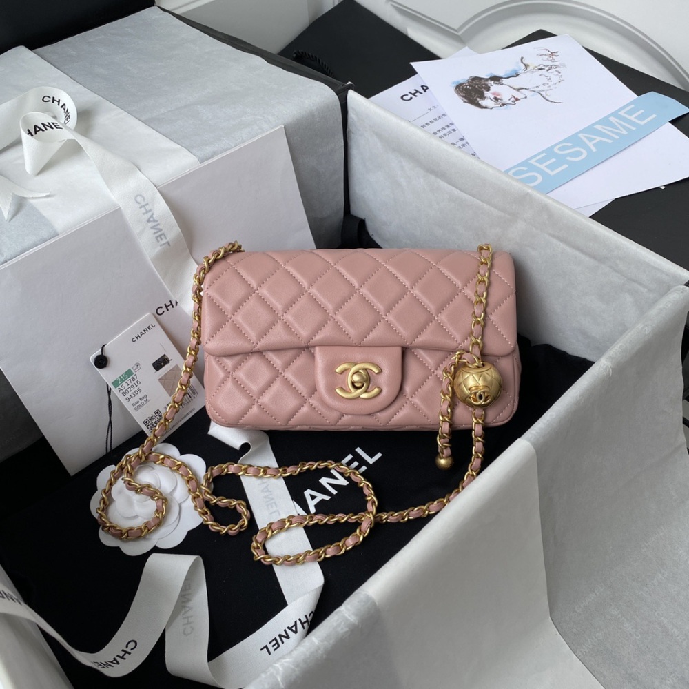 Chanel AS1787 explosive metal CF mini hood bag with a small golden ball added to the global chain, too exquisite and perfect. It is out of stock globally
