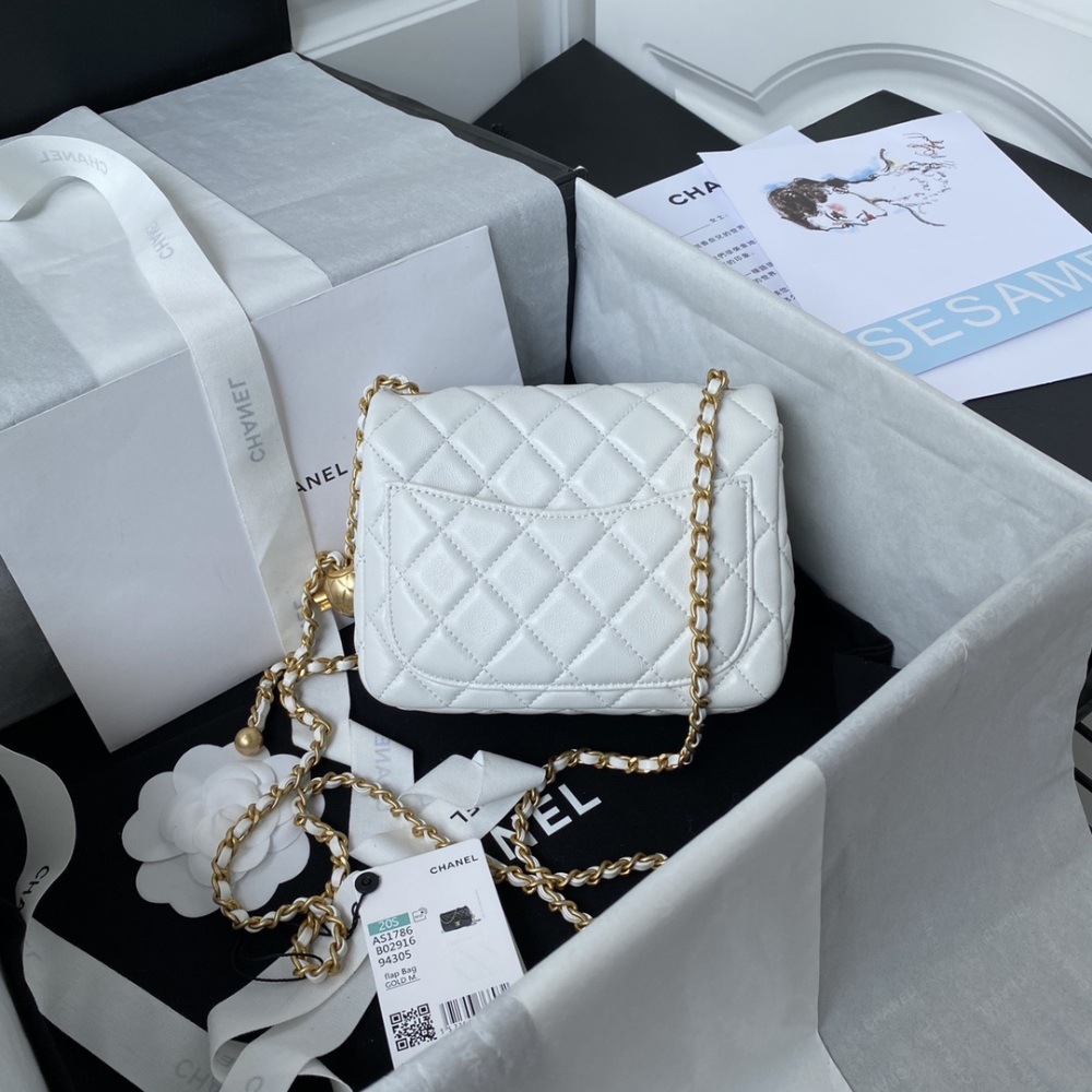 Chanel AS1786 explosive metal CF mini hood bag with a small golden ball added to the global chain, too exquisite and perfect. It is out of stock globally