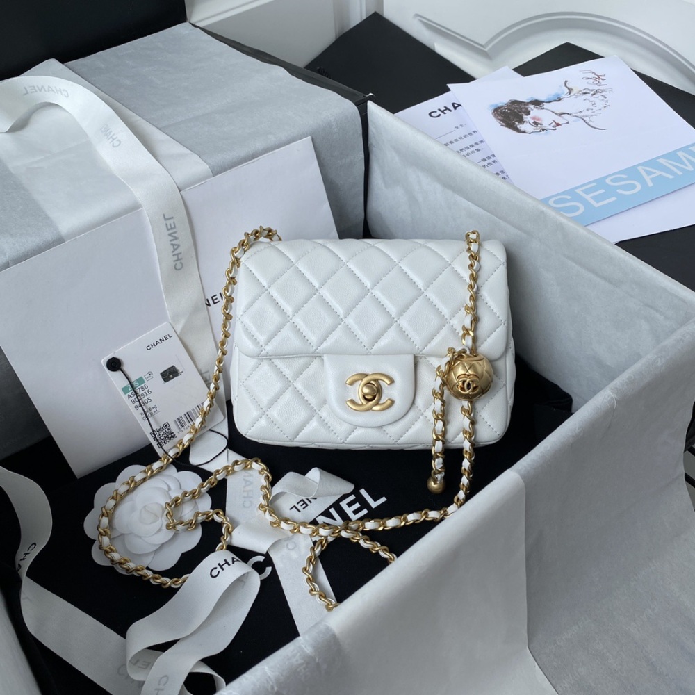 Chanel AS1786 explosive metal CF mini hood bag with a small golden ball added to the global chain, too exquisite and perfect. It is out of stock globally