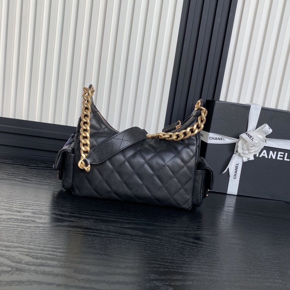 Chanel YP970 25C Hoho hippie bag features a metal chain double opening design that is very special for the upper body. The effect is truly casual and elegant