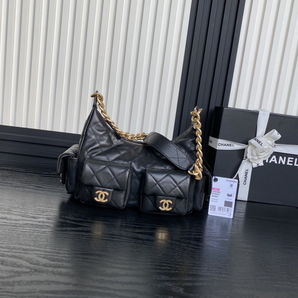 Chanel YP970 25C Hoho hippie bag features a metal chain double opening design that is very special for the upper body. The effect is truly casual and elegant