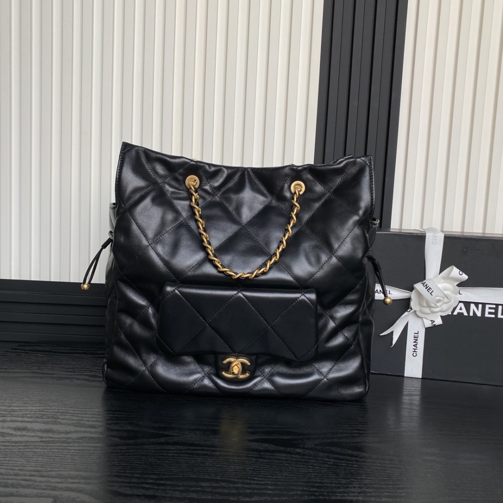 Chanel AS5315 25C Tote combines elegance and practicality perfectly with sheepskin and metal. The classic design and exquisite craftsmanship reveal luxury and elegance