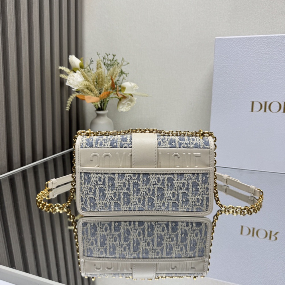 DIOR 9207 small Montaigne wine coconut grass series sky blue fabric paired with milk white calf leather iconic letter lock modern and elegant fusion of retro and fashion