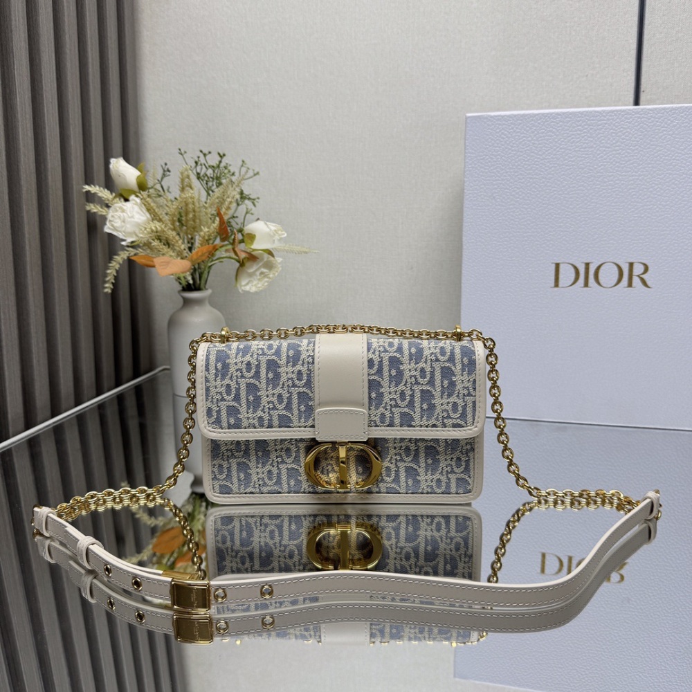 DIOR 9207 small Montaigne wine coconut grass series sky blue fabric paired with milk white calf leather iconic letter lock modern and elegant fusion of retro and fashion
