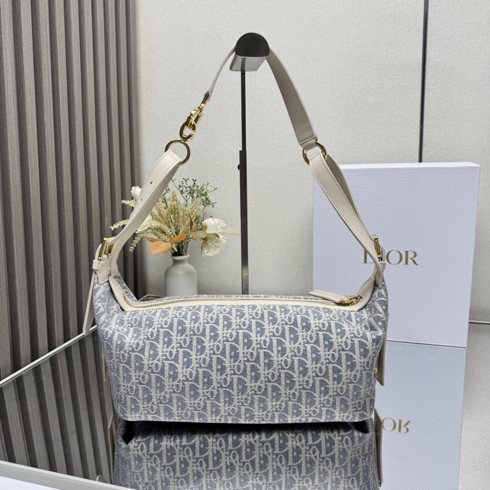 DIOR CP820 Stray Bag Blancpain Medium Blue Coconut Grass New Product Soft texture crafted from plain cowhide leather, adorned with flat and oversized wicker grain stitching, reinterpreting Dior's classic patterns