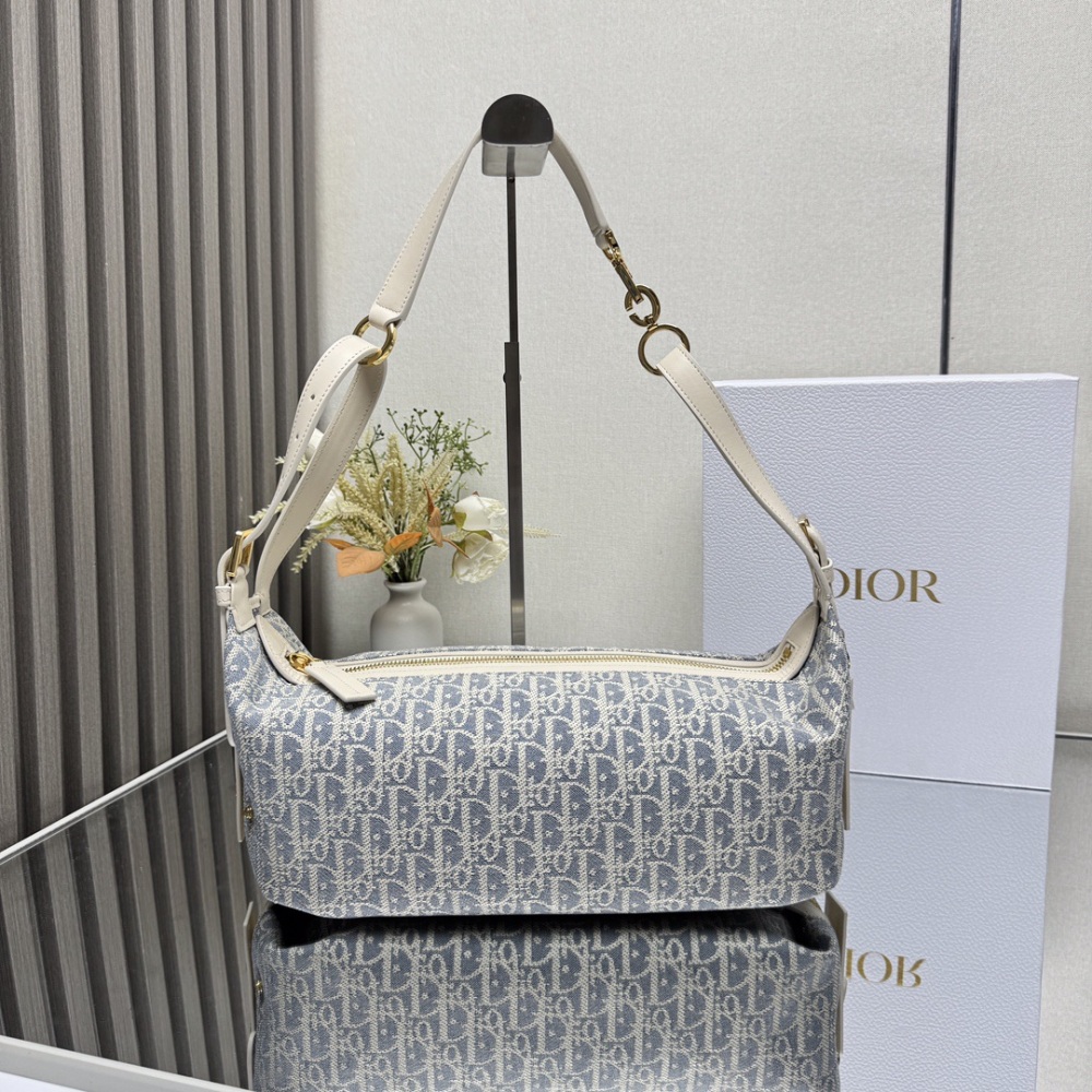DIOR CP820 Stray Bag Blancpain Medium Blue Coconut Grass New Product Soft texture crafted from plain cowhide leather, adorned with flat and oversized wicker grain stitching, reinterpreting Dior's classic patterns
