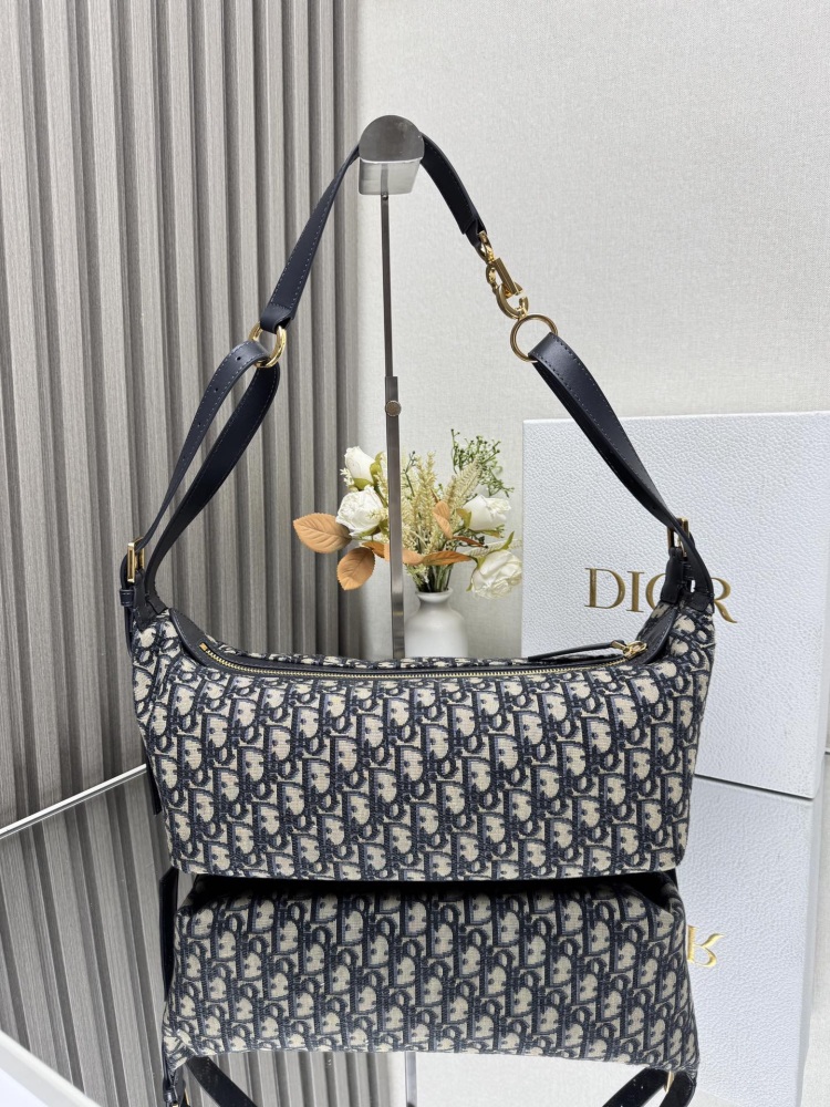 DIOR Stray Bag Blancpain Medium Blue Cloth This D-Journey handbag is a new product of the season, carefully crafted from plain cowhide leather and adorned with a flat oversized rattan plaid stitching, reinterpreting Dior's classic patterns