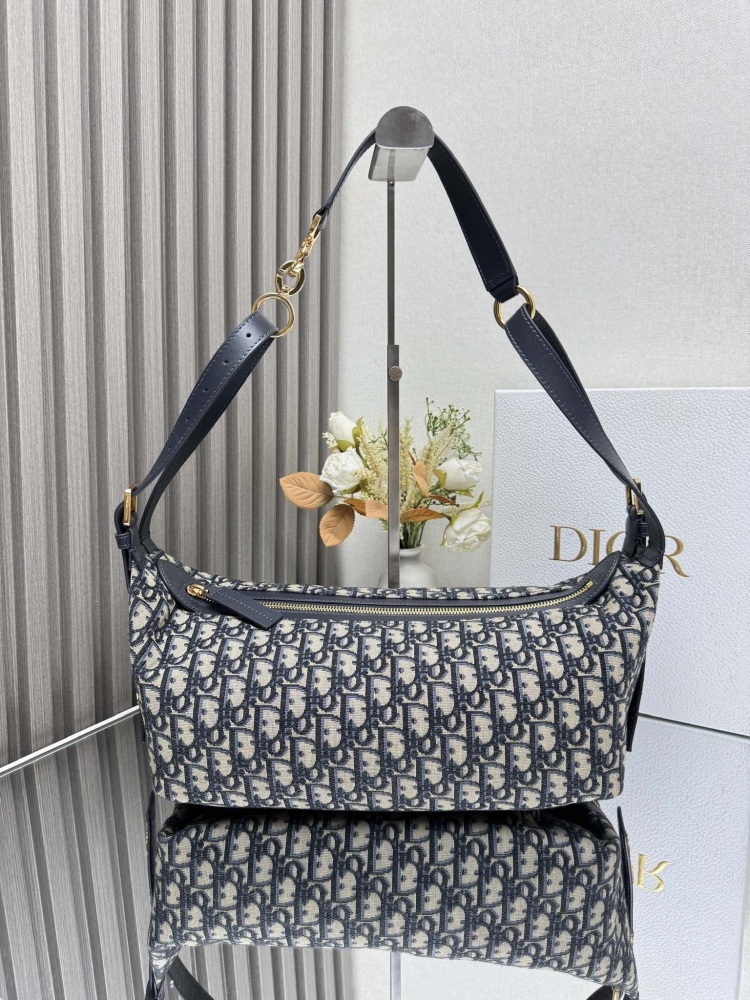 DIOR Stray Bag Blancpain Medium Blue Cloth This D-Journey handbag is a new product of the season, carefully crafted from plain cowhide leather and adorned with a flat oversized rattan plaid stitching, reinterpreting Dior's classic patterns
