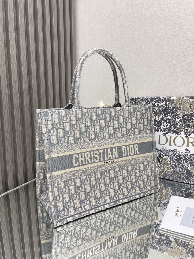 DIOR's classic vintage gray medium-sized shopping bag has become popular on the streets and alleys, with a strong retro artistic atmosphere that is simply a walking work of art, fully handmade three-dimensional embroidery
