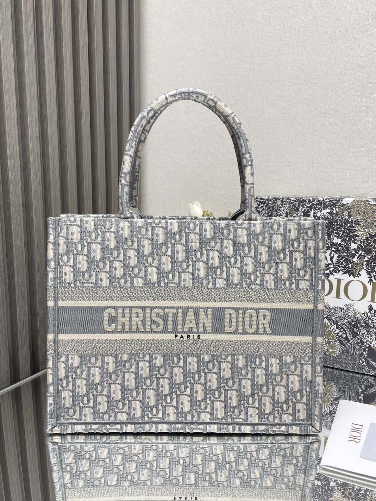 DIOR's classic vintage gray medium-sized shopping bag has become popular on the streets and alleys, with a strong retro artistic atmosphere that is simply a walking work of art, fully handmade three-dimensional embroidery