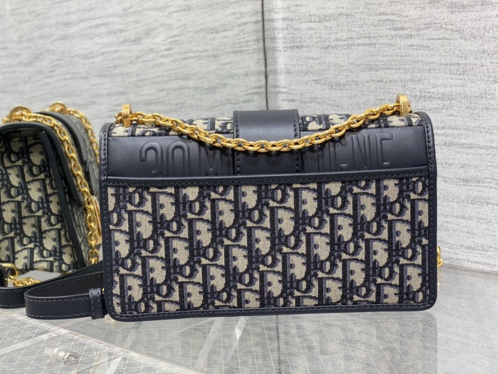 DIOR Chain Montaigne Big Blows D Home's Classic Old Flower Series. The floral elements are also the most worth buying now, with a simple and high-end design, and a large CD lock buckle that is very compatible