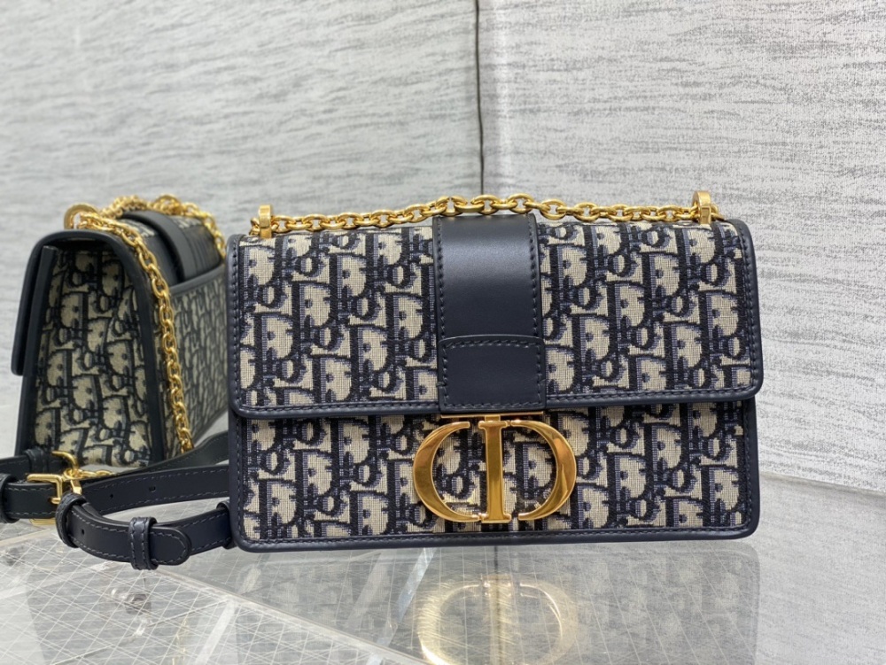 DIOR Chain Montaigne Big Blows D Home's Classic Old Flower Series. The floral elements are also the most worth buying now, with a simple and high-end design, and a large CD lock buckle that is very compatible