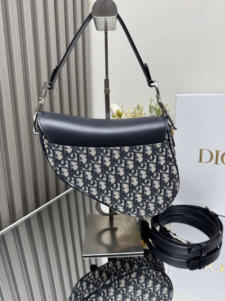 Dior saddle bag is carefully crafted from blue Oblique printed fabric and other materials, with a leather saddle flap in the same color tone adorned with D-shaped stirrups and magnetic drawstrings, highlighting the classic design