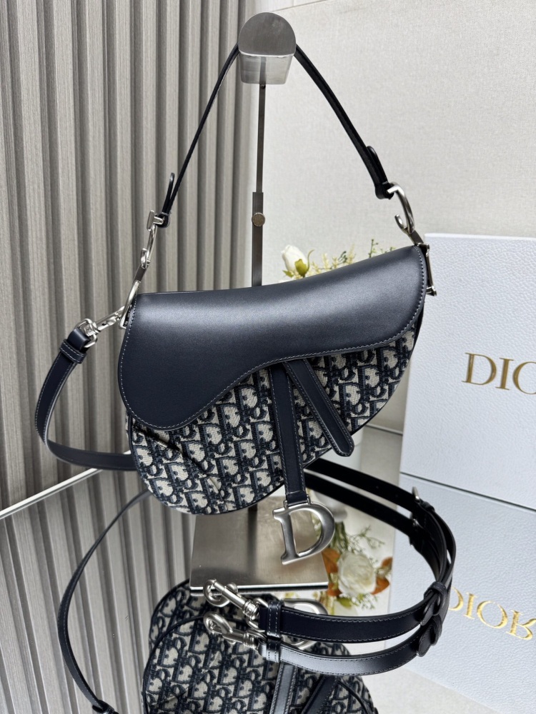 Dior saddle bag is carefully crafted from blue Oblique printed fabric and other materials, with a leather saddle flap in the same color tone adorned with D-shaped stirrups and magnetic drawstrings, highlighting the classic design