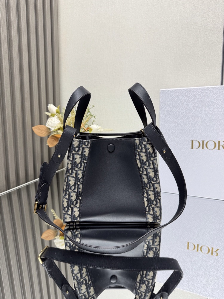Dior 2025 New Signature Series Bucket Bag Small New Signature Item Classic Vintage Flower with Blue Cowhide Front Adorned with Retro Gold Logo Leather Shoulder Strap for Perfect Details
