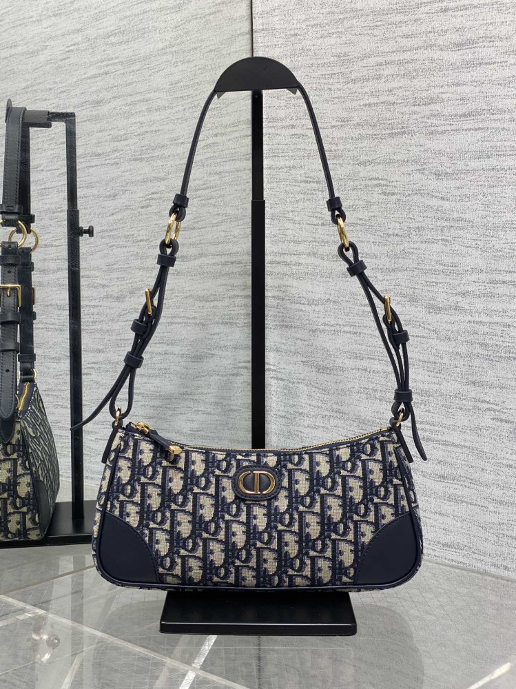 The Dior blue floral effect plaid fabric mini handbag features a stylish and exquisite design. The 30Montaigne collection combines light biscuit smooth cowhide with blue plaid fabric, showcasing an elegant temperament
